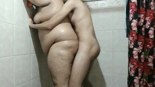 Dando para novinho no banheiro